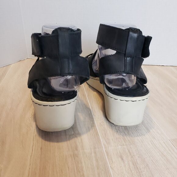 Born Deshka Black Leather Gladiator Sandal Size 9 CrissCross Straps - Picture 5 of 7